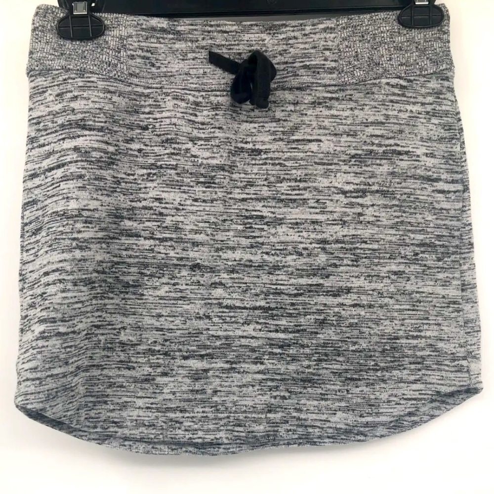NWOT Athleta adorable skirt that can also be worn in Fall! Size S